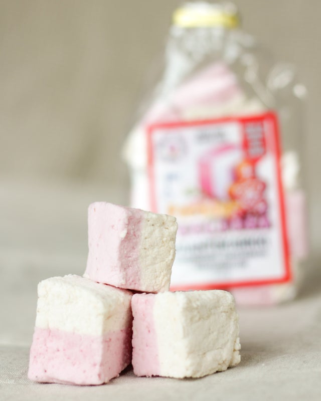 Pipari-Puolukka-vaahtokarkki, palat ja taustalla pussi